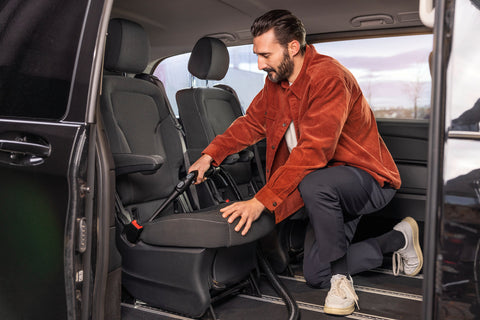 Čištění autosedadla ve voze ruční hubicí tepovače Kärcher SE 4 Plus
